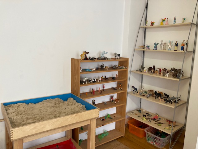 Institut Balance Gmunden-Bad Ischl, Regal mit Spielsachen und eine Sandkiste